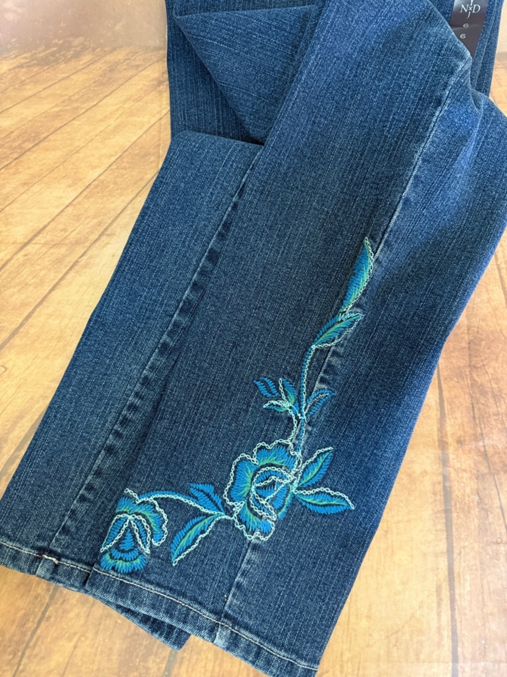 💙NWT NYDJ Women’s Blue Embroidered Straight-Leg Ankle Jean Size 6